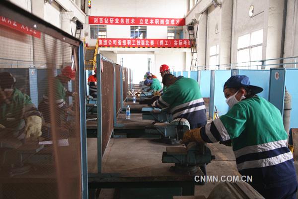 9月2日~3日，由金川集團公司主辦、金川集團檢修分公司承辦的職工技能大賽焊工、管工實際操作比賽在檢修分公司培訓(xùn)基地開賽，來自檢修分公司、熱電公司、機械制造公司、動力廠、二礦區(qū)等單位的60余名焊工、管工參加了比賽。此次焊工比賽，內(nèi)容主要涉及電焊、二氧化碳氣體保護焊、氣焊等焊接方法，考驗了選手多種焊接工藝的基本功和熟練情況；管工比賽內(nèi)容主要涉及彎管扭向三通的展開下料和制作，考驗了選手識圖下料的能力。比賽的前三名將獲得職業(yè)技能等級晉升的機會。