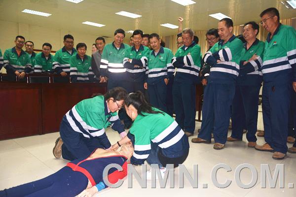 日前,金川集團(tuán)股份有限公司銅冶煉廠開展應(yīng)急器材及事故急救方法培訓(xùn),分批次對管理、調(diào)度、維修和工程技術(shù)人員以及涉有毒有害氣體崗位操作、關(guān)鍵要害崗位控制室人員等280余人進(jìn)行了培訓(xùn)。